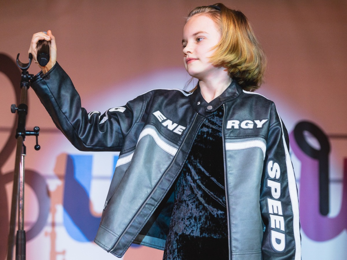 "Show Must Go On" (авторы Ф.Меркьюри, Б. Мэй, Р.Тейлор и Д. Дикон)