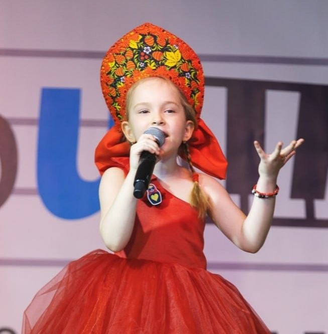 "Модная матрешка" (муз. Е. Шашин, сл. Н. Кузьминых)